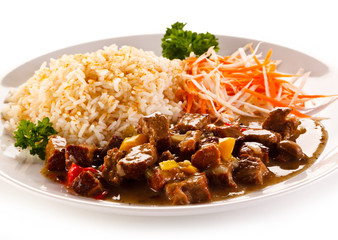 Roasted meat, white rice and vegetables 