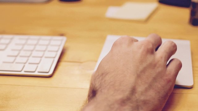 ragazzo usa il computer in ufficio