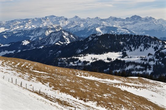 Panorama vom Berg Rigi Kulm, auf Schweizer Schneeberge: S&auml;ntis, M&uuml;rtschenstock, Speer, Fronalpstock, Stockberg, Hoch-Ybrig, Druesberg, Mutteristock, Furggelenstock, Ch&auml;serrugg, Gufelstock, 