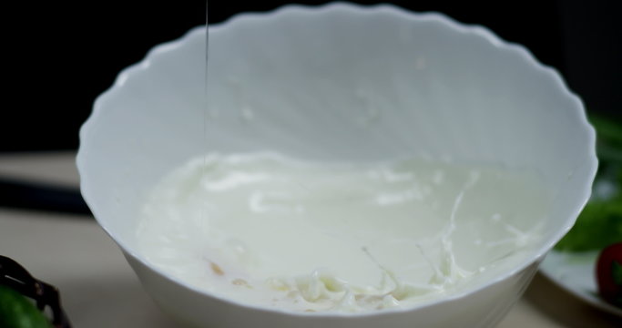 Яйцо разбивают в миску с молоком.