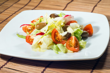 Salad of lettuce and cherry tomatoes