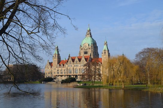Rathaus in Hannover im Frühling 