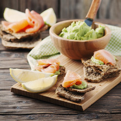Green mousse with avocado, salmon and bread