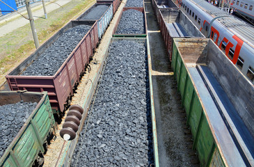 Грузовые железнодорожные вагоны с углем и состав,...