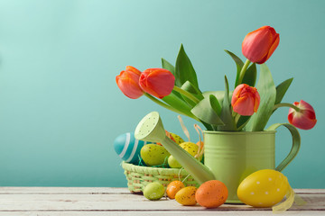 Obraz premium Easter holiday wtih tulip flowers and egg decorations in basket