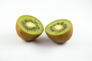 yeşil kivi beyaz fonda © olric17