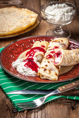 Rolled crepes stuffed with cottage cheese.