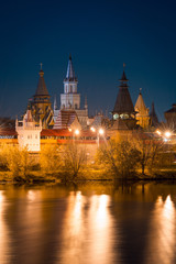 Obraz premium View on Izmaylovo's Kremlin from Izmaylovskiy island in the night