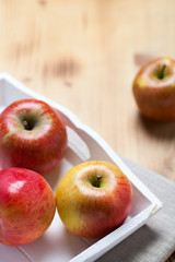 Äpfel in Holzschale 