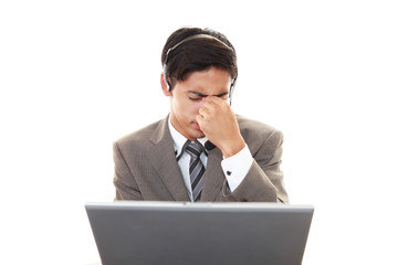 頭痛を訴えるオペレーター