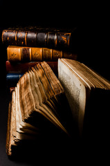 Naklejka premium Old books in black background