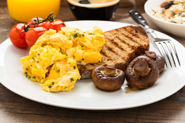 Rührei auf Toast - scrambled eggs on toast