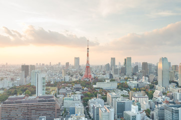 Obraz premium Tokyo tower i zachód słońca niebo w tokio w japonii