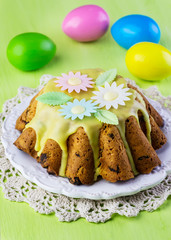 Obraz na płótnie Canvas Easter cake and colourful eggs