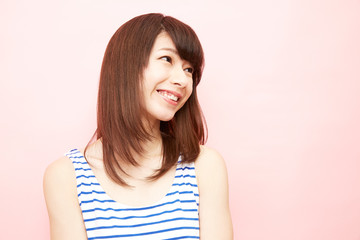 Fototapeta premium スタジオポートレート ミディアムヘアの女性 ピンク背景