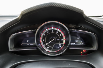 Obraz na płótnie Canvas Close up shot of a speedometer in a car