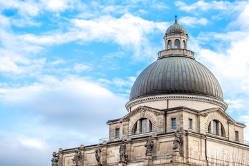 Fototapeta na wymiar Kuppel der Staatskanzlei in München an einem wolkigen Tag
