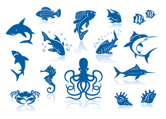 Naklejka premium Sea life and fishes icon set. Isolated against a white backgroun