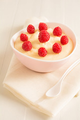 Grießbrei mit frischen Himbeeren  in einer Schale