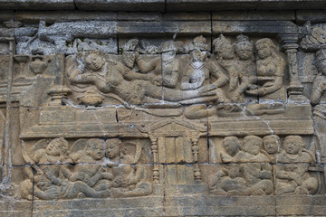 Detalle de los Bajorrelieves en piedra con escenas de la vida de Buda en el templo budista de Borobudur, Java, Indonesia