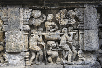 Detalle de los Bajorrelieves en piedra con escenas de la vida de Buda en el templo budista de Borobudur, Java, Indonesia