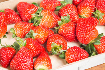 Fragole, scatola di fragole rosse in cucina, food, fragole nella tazza