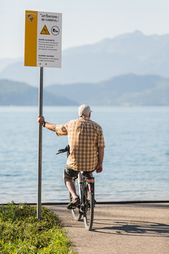 Cycliste au bord du lac