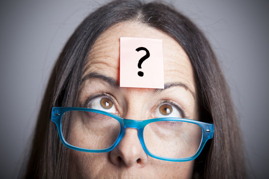 Mujer con interrogante