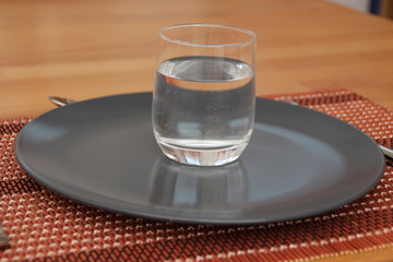 Ein Glas mit Teller