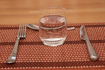 Ein Glas Wasser mit Besteck