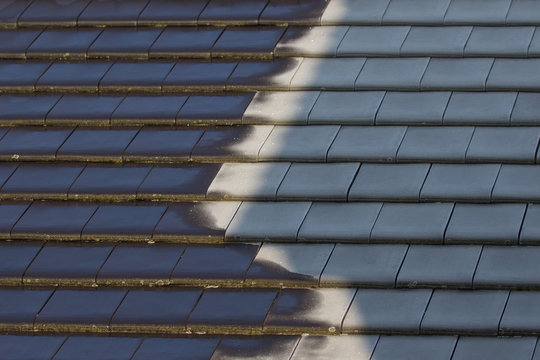 Gefrorene Dachplatten in der Sonne und Schatten