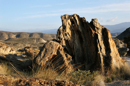 piedra con aristas en el desierto de tabernas