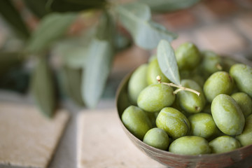 Frische gruene Oliven