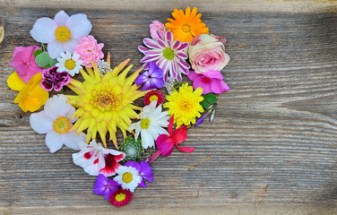 Blumenherz mit echten Blüten