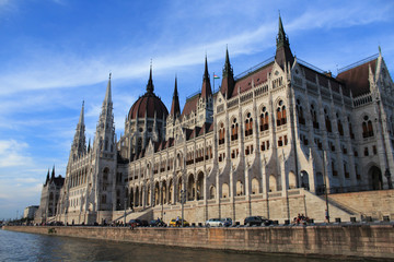 Parlamento Budapest con il fiume Danubio e il cielo blu in prospettiva