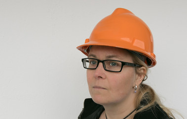 Mann mit Funkgerät und Schtzhelm
