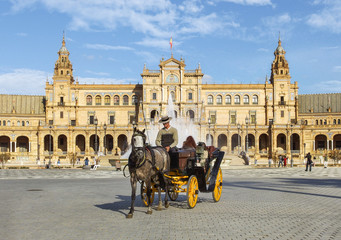 Fototapeta na wymiar Coche de caballos en Plaza de España. Sevilla