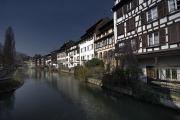 Fototapeta na wymiar Kanał w Strasburgu