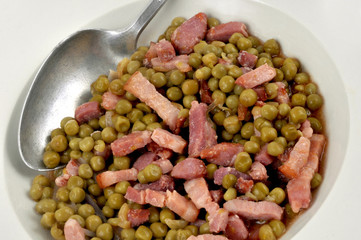 Assiette de petits pois et lardons