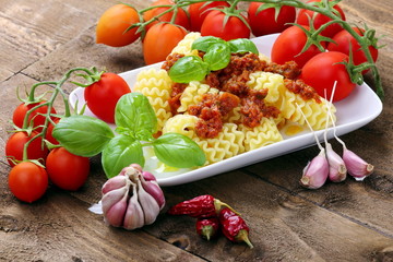 Pasta casereccia con salsa di pomodori secchi