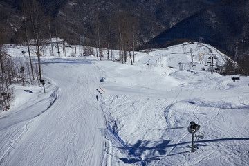 Fototapeta na wymiar beautiful view of the mountains with ski, snowdoarding slope 