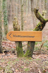 Schild Waldklassenzimmer im Hochformat