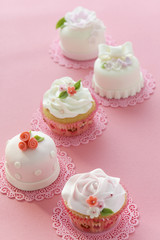 カップケーキ　デコレーションケーキ　シュガークラフト