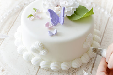 蝶々と花のケーキ　デコレーションケーキ　春のケーキ　クリーム　ケーキ作り