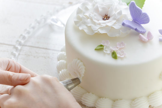 蝶々と花のケーキ デコレーションケーキ 春のケーキ クリーム ケーキ作り Stock Photo Adobe Stock 蝶々と花のケーキ デコレーションケーキ 春のケーキ クリーム ケーキ作り Stock Photo Adobe Stock