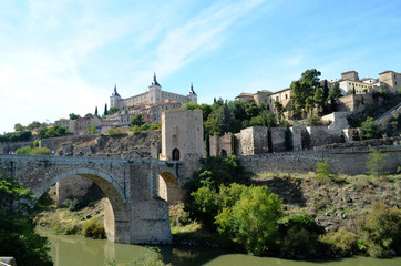 Fototapeta na wymiar Medieval entrance to the historical city of Toledo (Spain) 