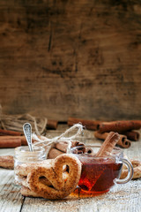 Obraz na płótnie Canvas Black tea and cookies with cinnamon, selective focus