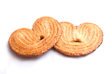 biscuits au chocolat en forme de cœur sur fond blanc