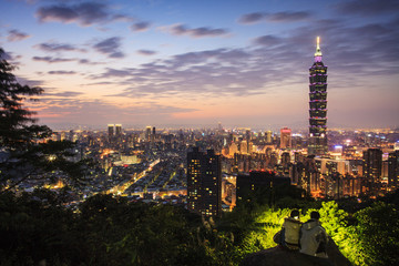 Naklejka premium Taipei, Taiwan city skyline at twilight