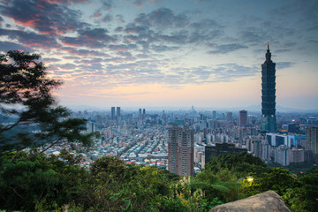 Fototapeta premium Taipei, Taiwan city skyline at twilight